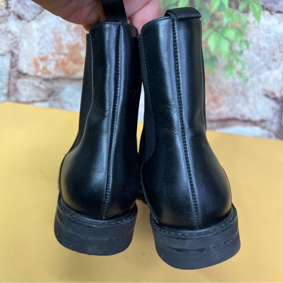 STUART WEITZMAN Black Leather Chelsea Boots, 6B - Picture 6 of 13